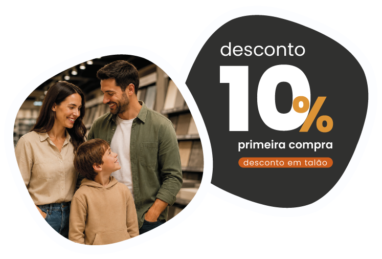 Família numa loja Casa Peixoto com a oferta de 10% de desconto em talão na primeira compra